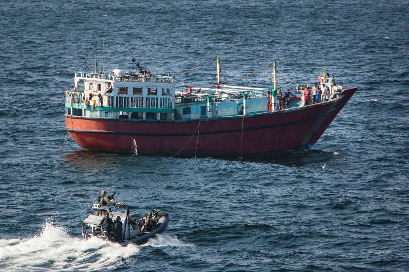 Boardingteam van het Korps Mariniers nadert een Afrikaanse vissersboot.