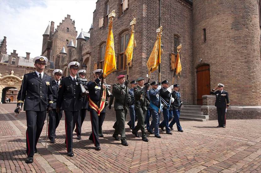 De vaandelwacht marcheert het Binnenhof op.
