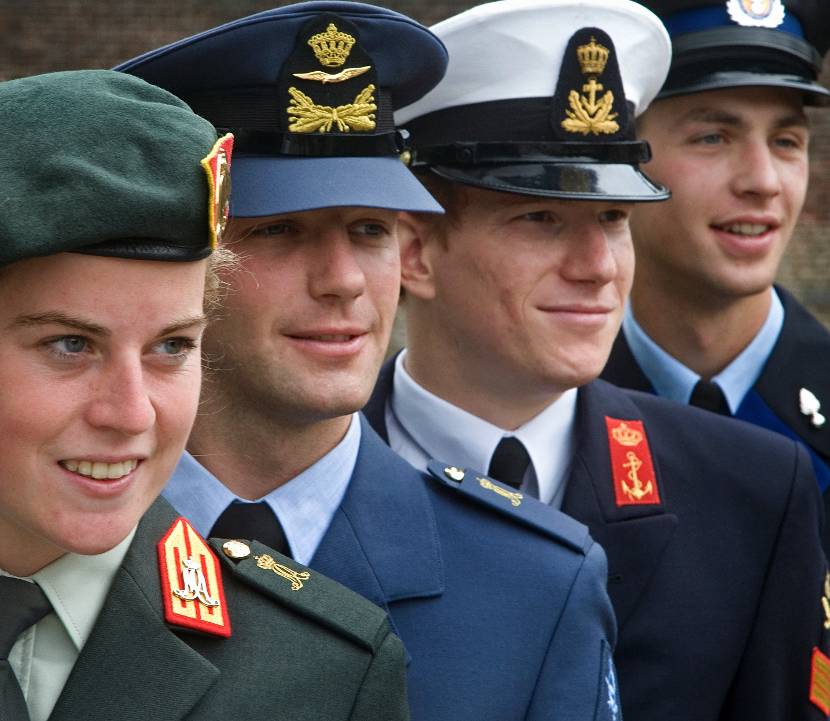 Adelborst en cadetten van de Nederlandse Defensie Academie.