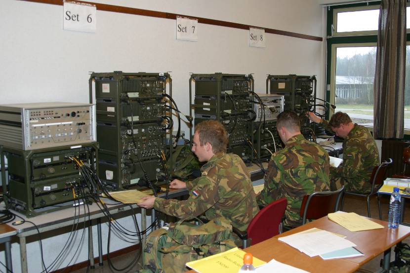 Militairen oefenen in het bedienen van informatiesystemen.