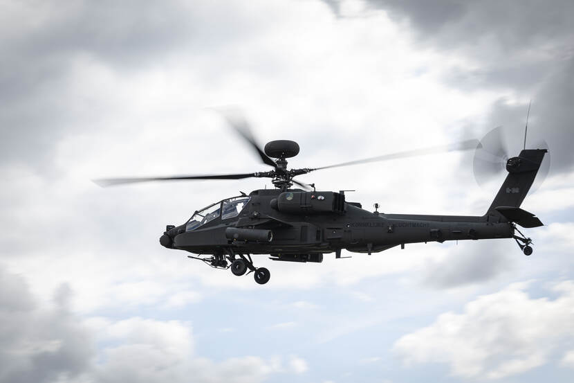 Apache Echo-gevechtshelikopter in de lucht.
