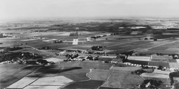 Vliegbasis Leeuwarden vanuit de lucht in 1979.