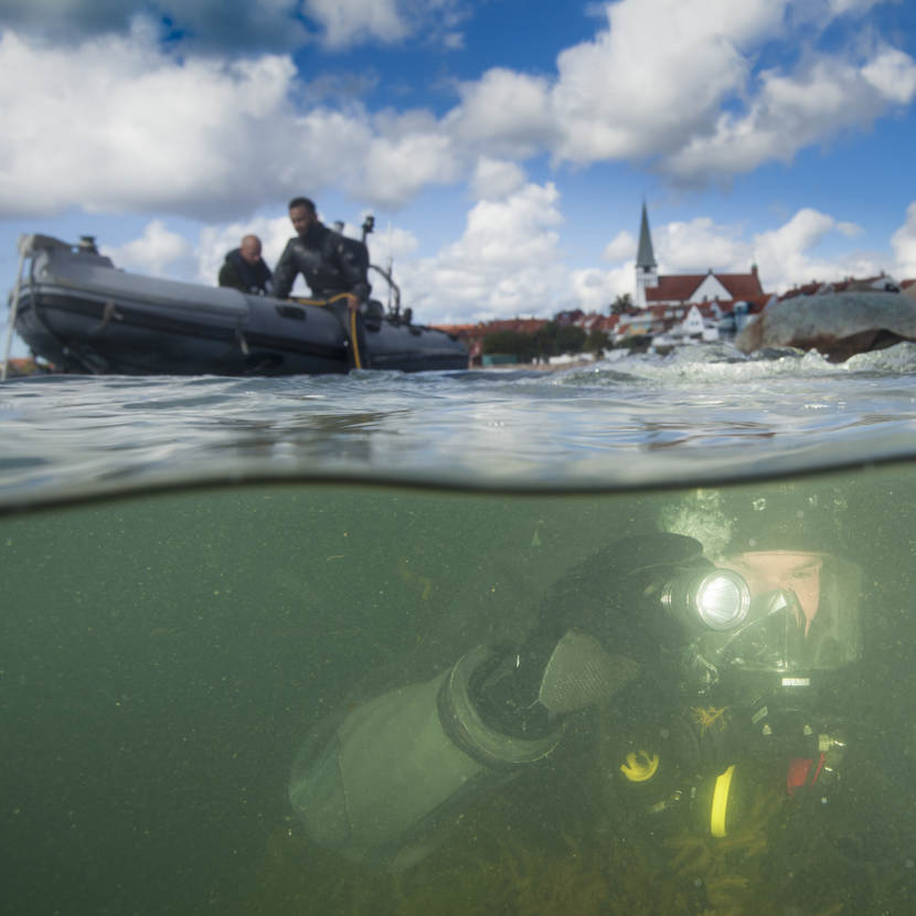 Duiker onder water controleert een haven.