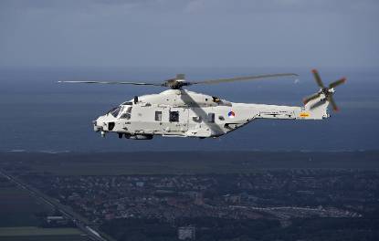 NH90 maritieme helikopter vliegt boven kustgebied.