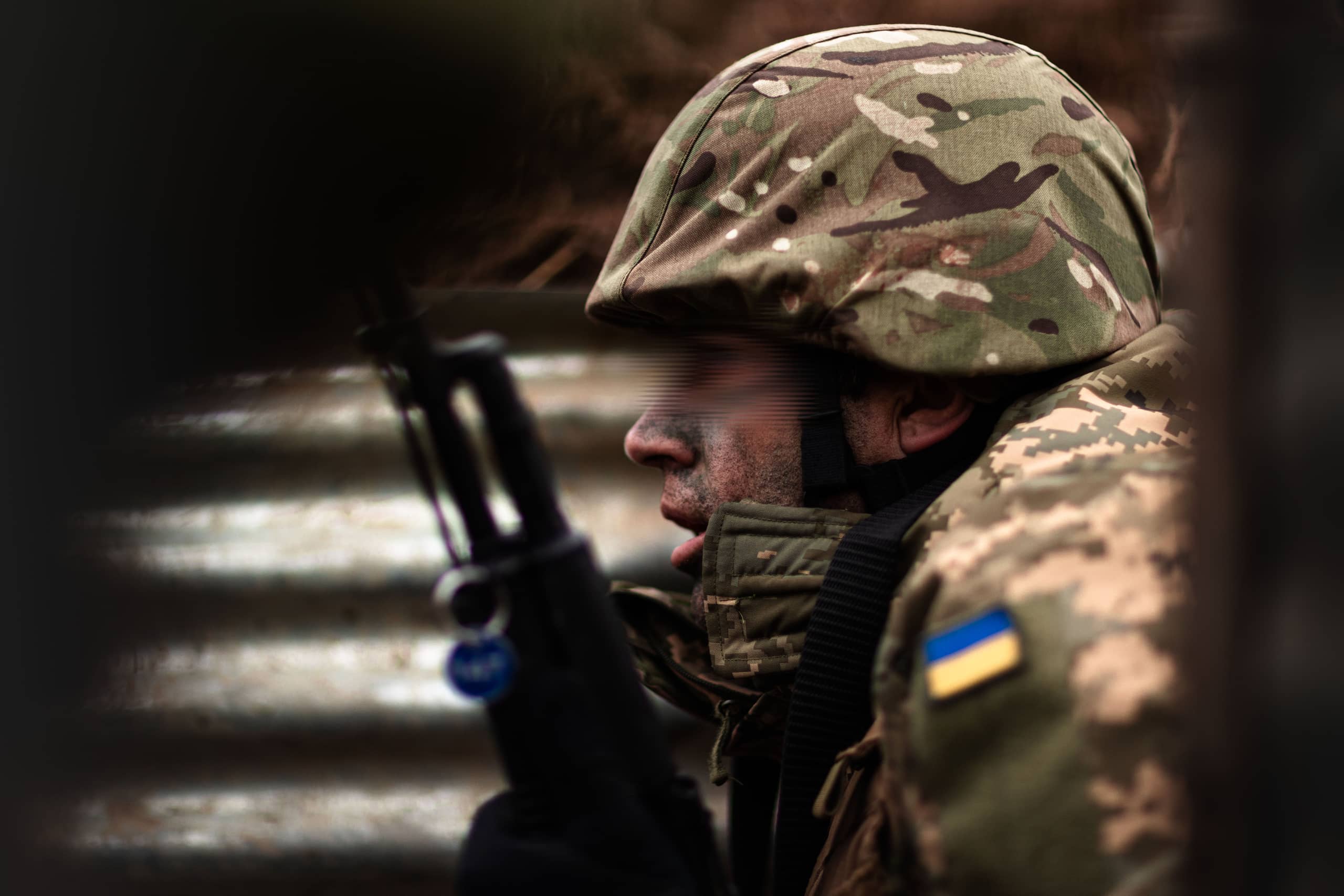 Hoofd van Oekraïense militair met helm van opzij gezien.