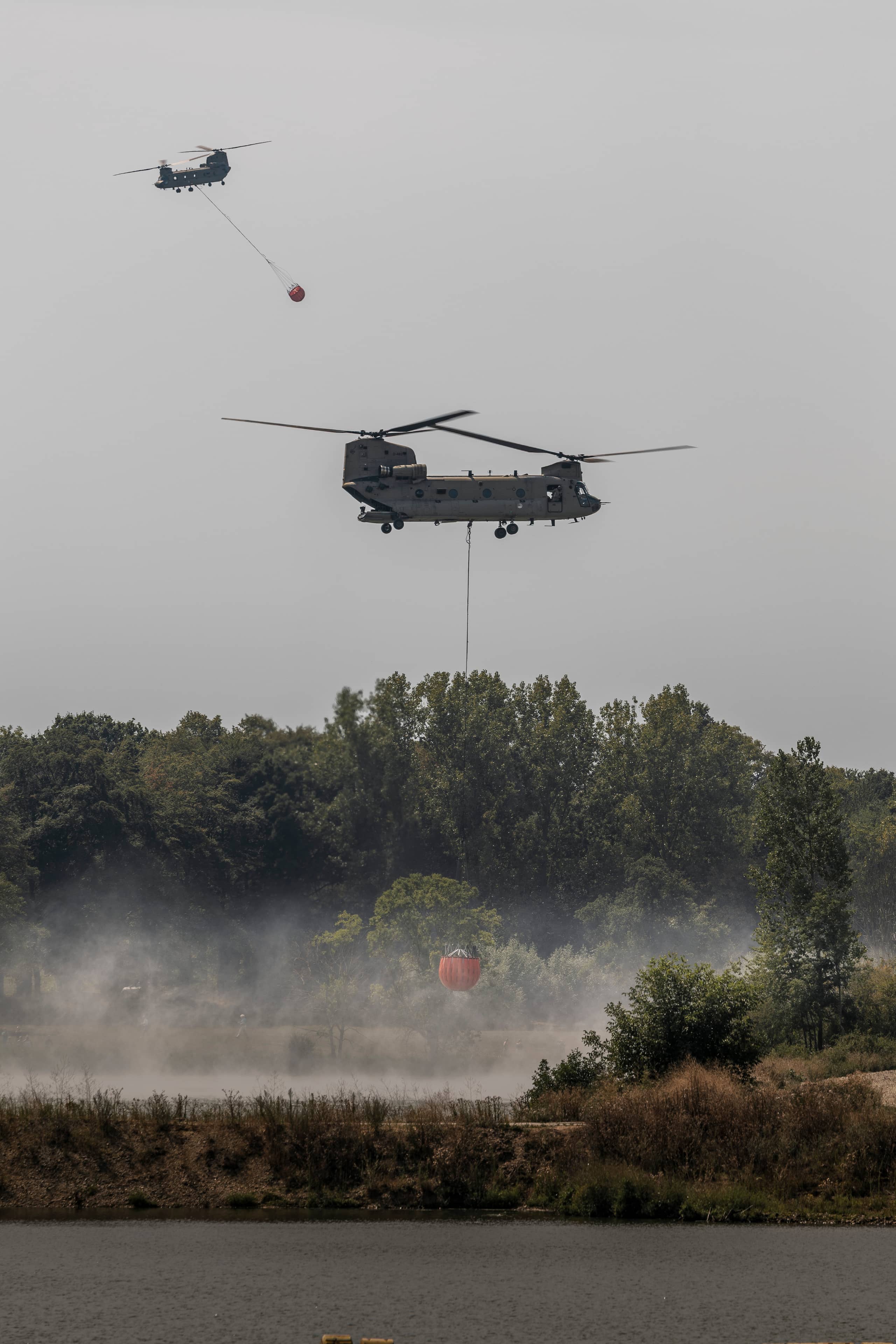 Een Chinook-helikopter met waterzak eronder, ook wel Bambi Bucket genoemd