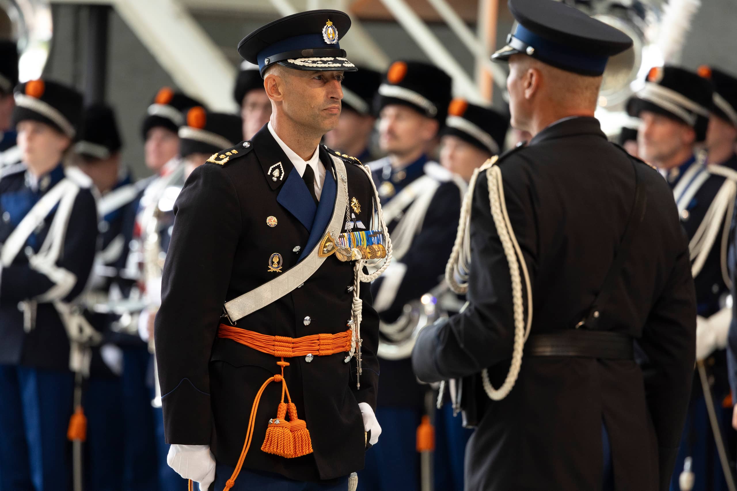Costongs tijdens het ceremonieel met op de achtergrond militairen.