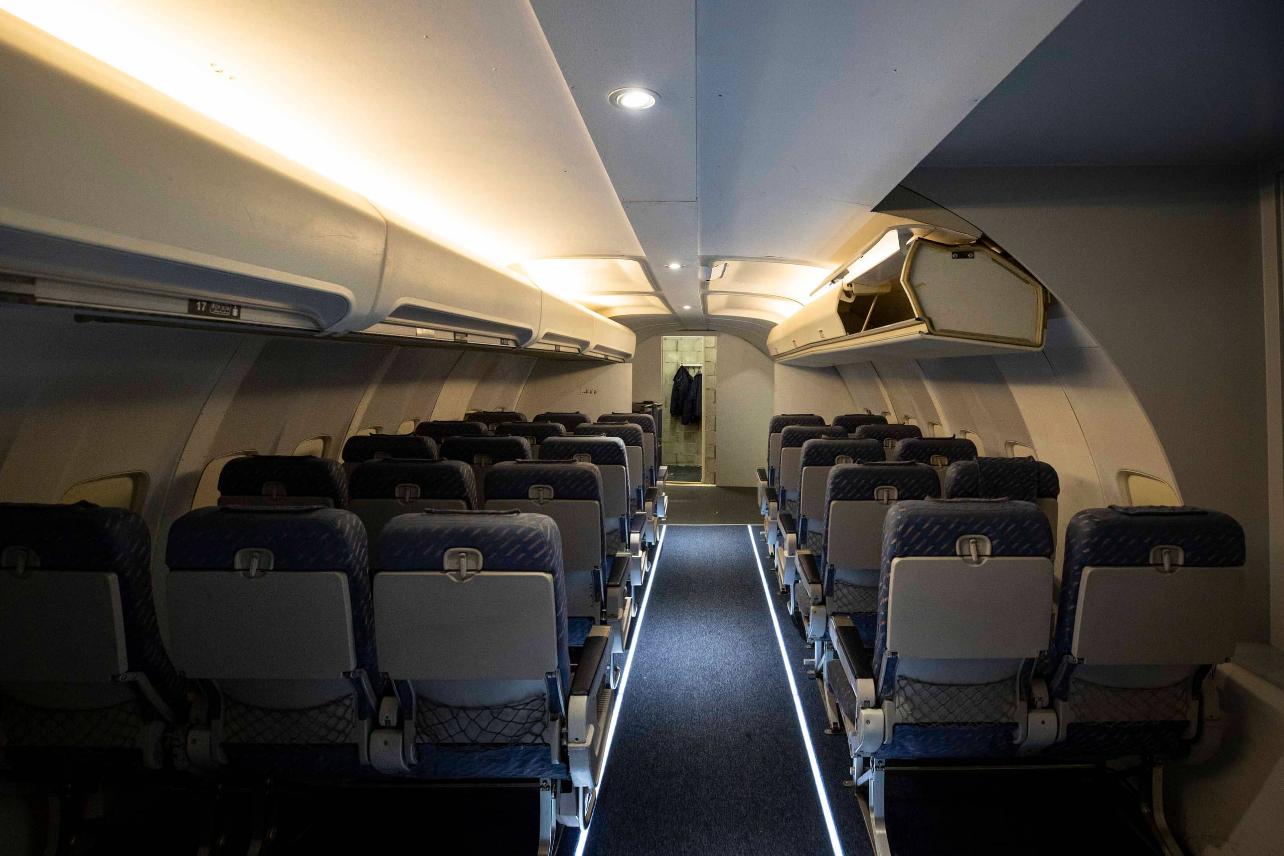 Deel vliegtuig met vliegtuigstoelen.