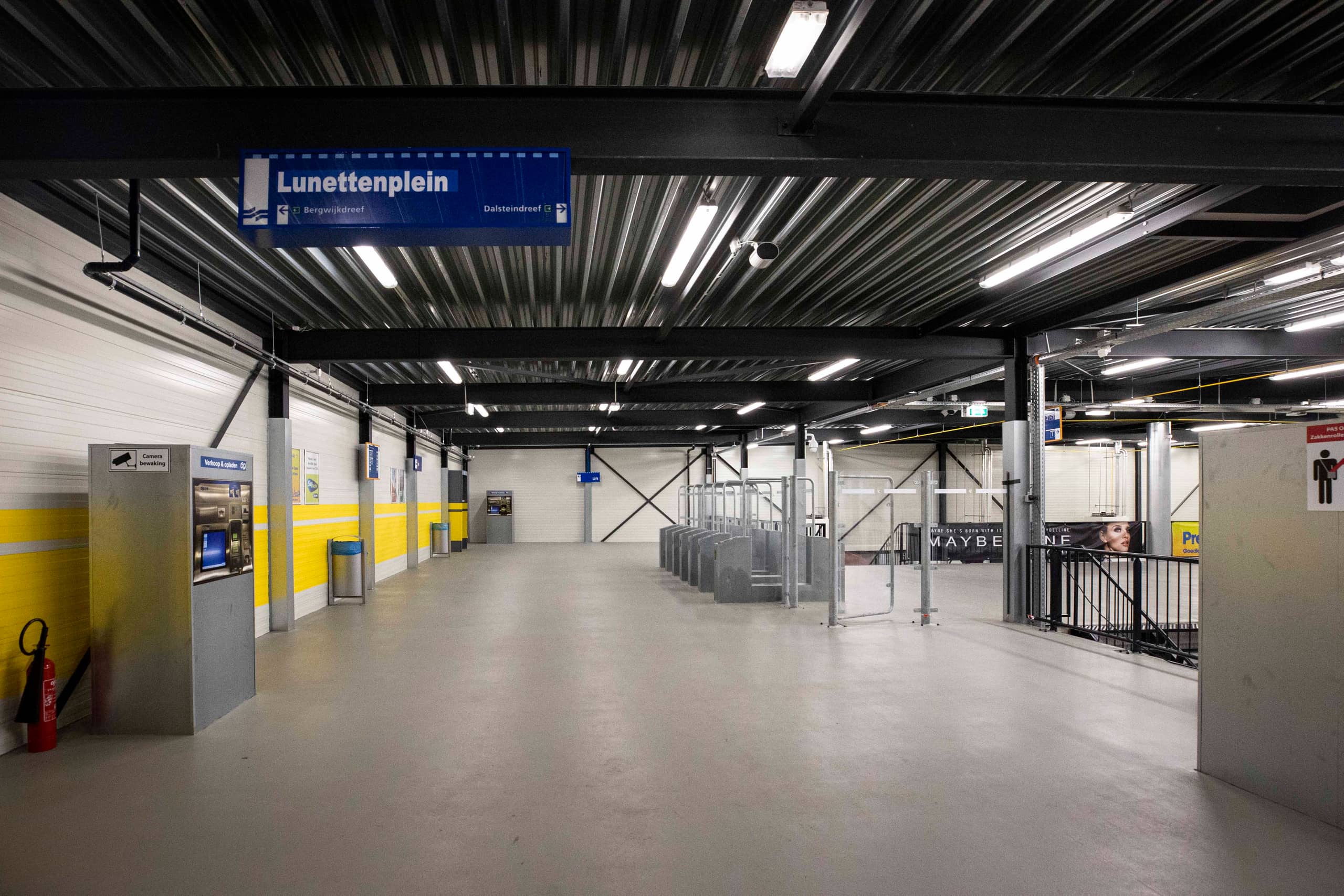 Metrostation met toegangspoortjes en kaartautomaat.