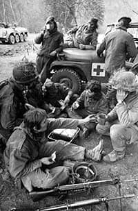 Militairen pauzeren tijdens een oefening.