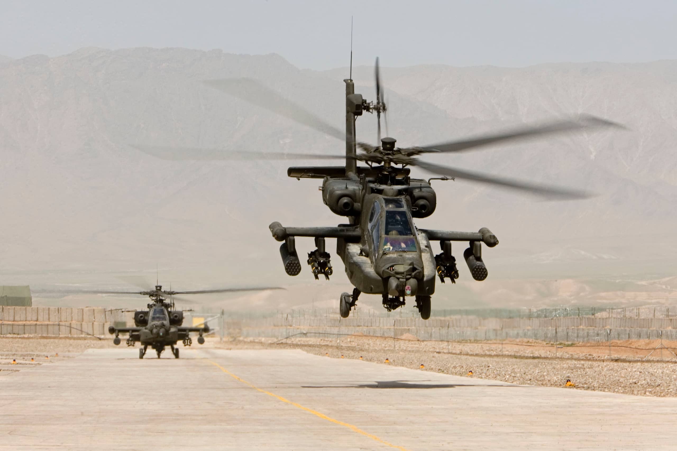 2 Apaches op landingsbaan.