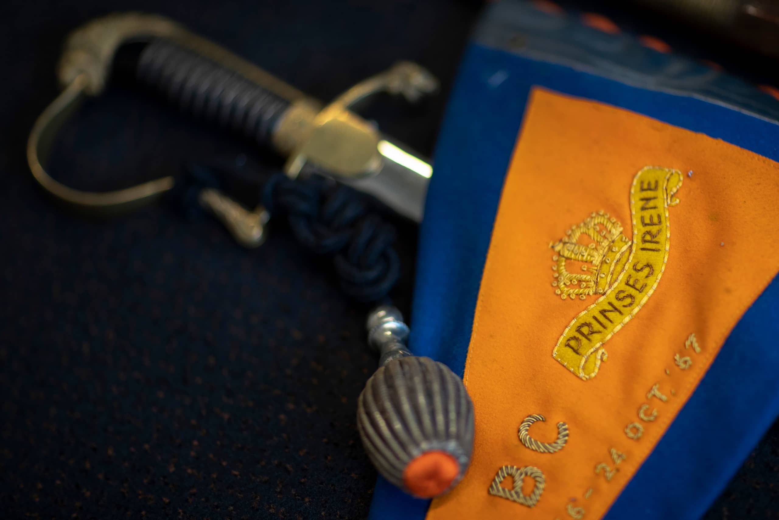 Handvat sabel en kein vaandel met opschrift BC Prinses Irene.