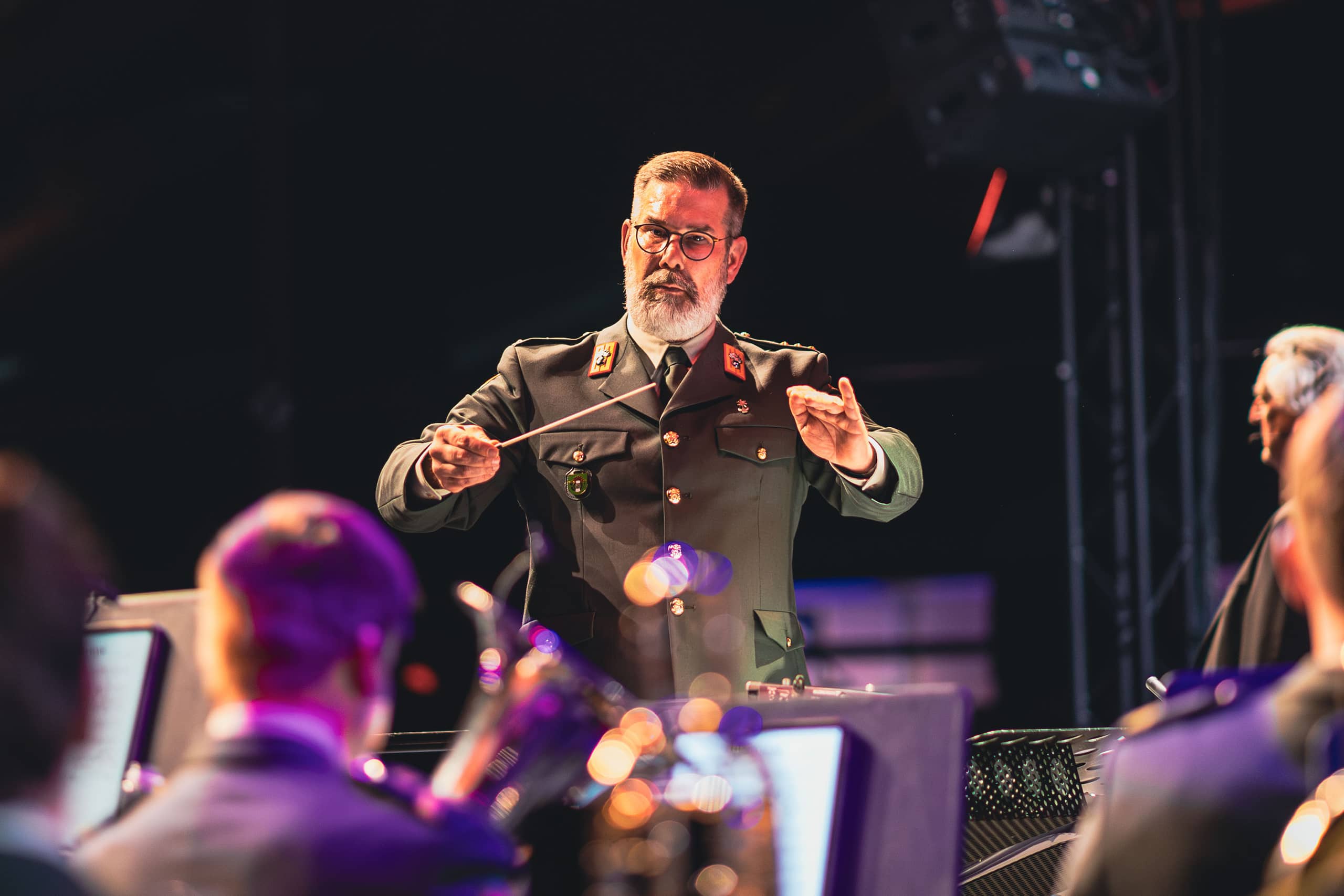 Portretfoto van Dirigent Anne van den Berg, chef-dirigent Regimentsfanfare ‘Garde Grenadiers en Jagers’.
