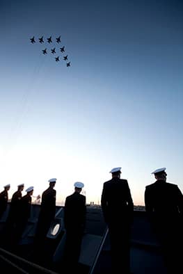 10 gevechtsvliegtuigen van de luchtmacht vliegen over het IJ tijdens de troonwisseling in 2013.