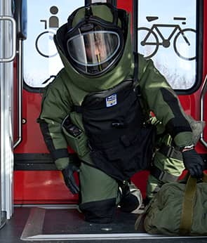 EOD'er met bompak in een trein.