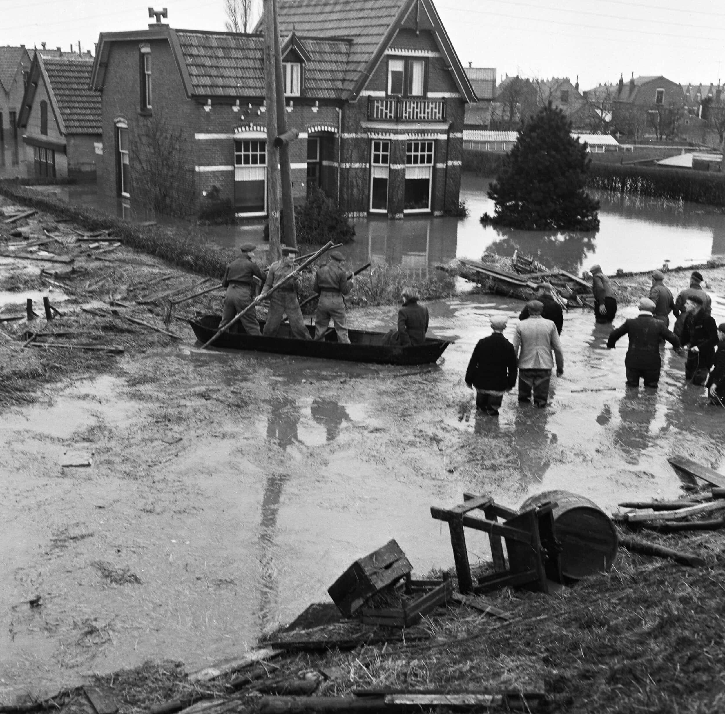 Militairen en andere hulpverleners in actie op de kruising van de Stationsstraat en de Julianastraat in Sint Philipsland.