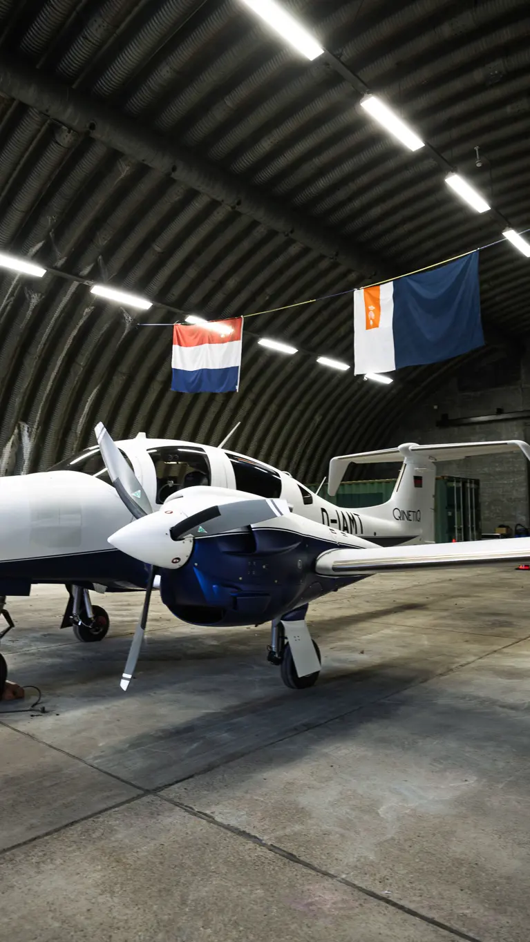 Het Diamond DA62 MPP patrouillevliegtuig in een hangaar. 