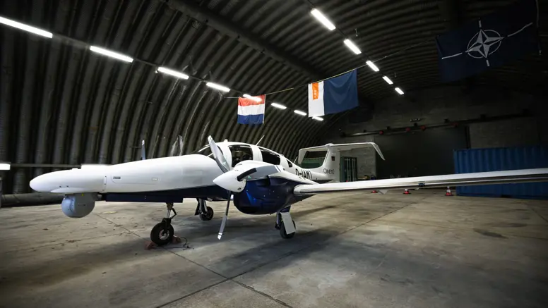 Het Diamond DA62 MPP patrouillevliegtuig in een hangaar. 