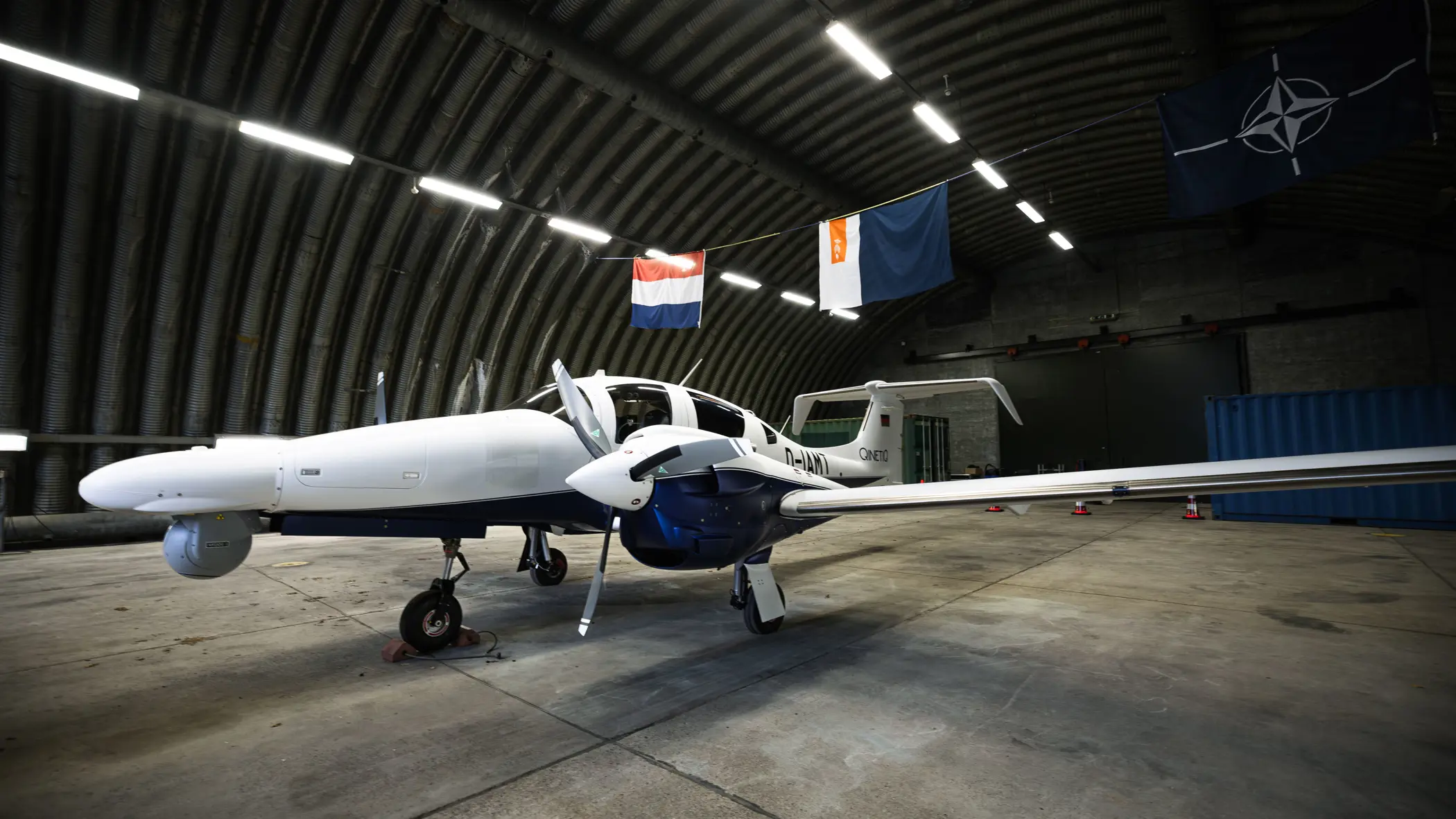 Het Diamond DA62 MPP patrouillevliegtuig in een hangaar. 