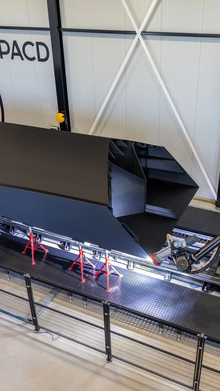 Een luchtfoto van de romp van een 3d-geprinte boot.