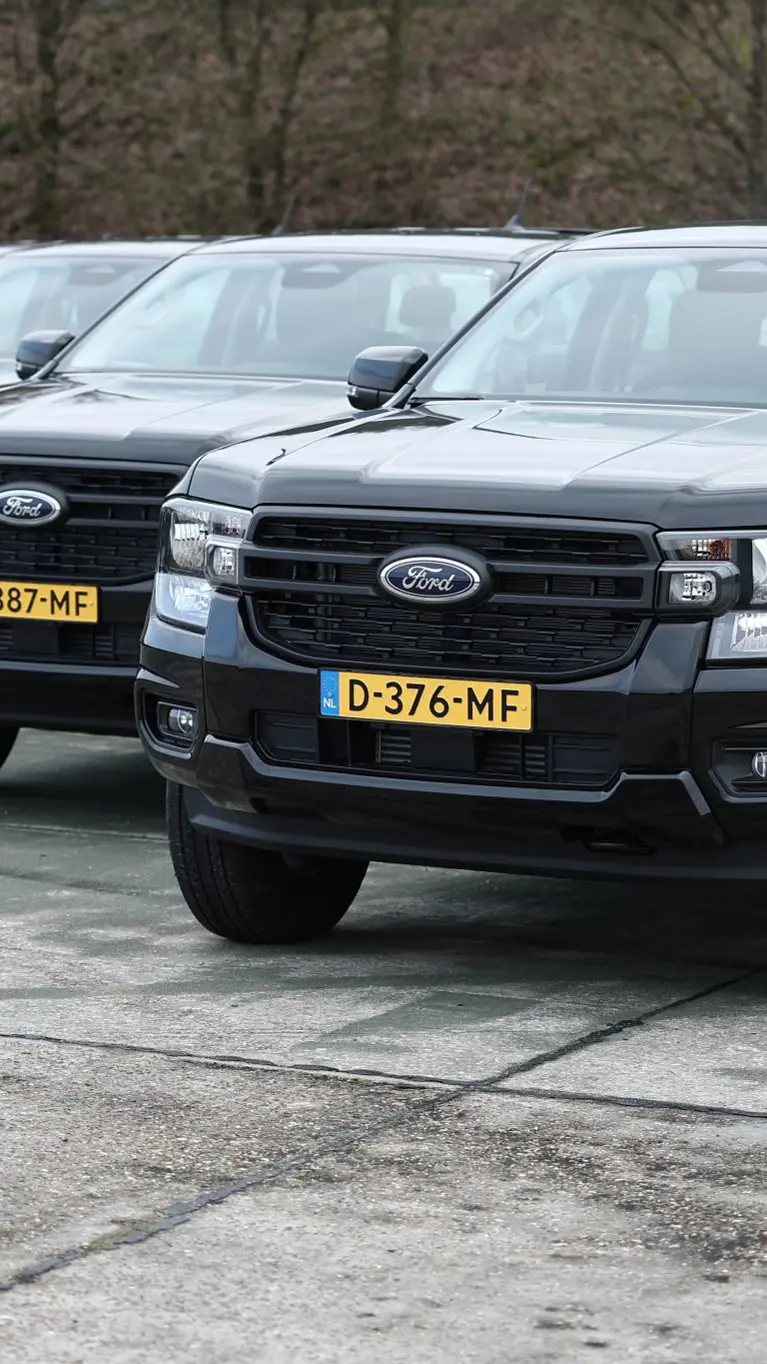 Drie zwarte Ford 4x4-voertuigen staan schuin naast elkaar opgesteld. 