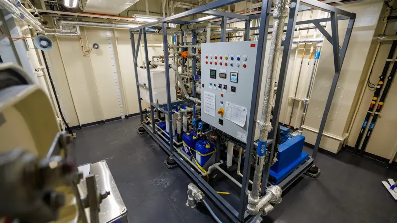 Een systeem om van zeewater, drinkwater te maken. Dit bestaat uit een groot aantal buizen.