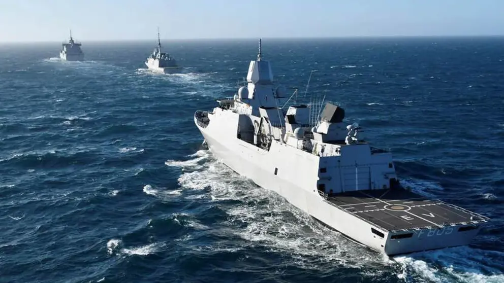 Zr.Ms. Evertsen vaart op zee.