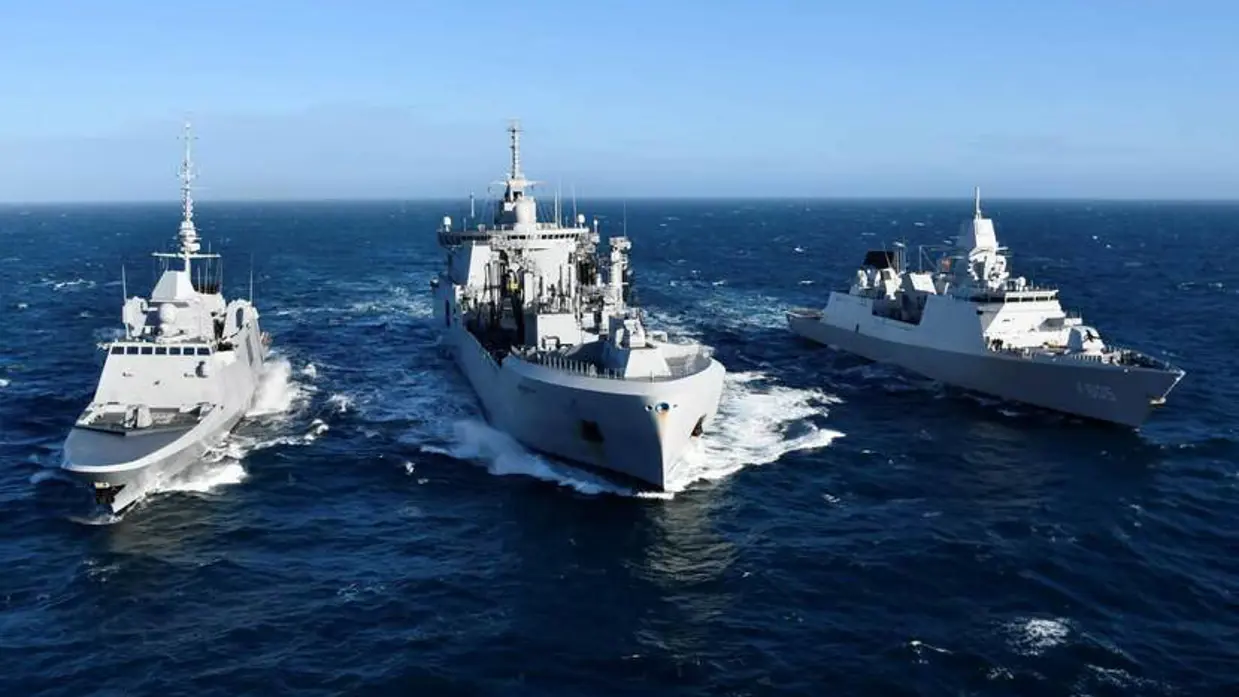 Zr.Ms. Evertsen geflankeerd door 2 andere schepen op zee.
