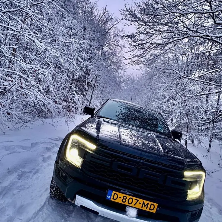 Voertuig van de Marechaussee in de sneeuw.