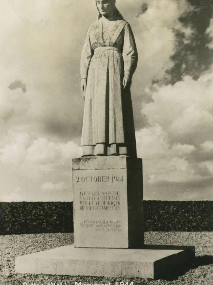Oorlogsmonument: standbeeld van vrouw op sokkel met Nederlandse inscriptie over de zeshonderd omgekomenen, 2 oktober 1944, bomen erachter, plechtige stemming.