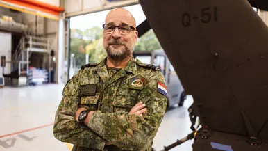 Portretfoto van luitenant-kolonel Franklin met de armen over elkaar.