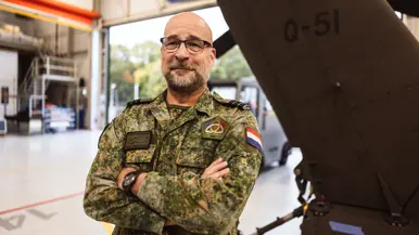 Portretfoto van luitenant-kolonel Franklin met de armen over elkaar.