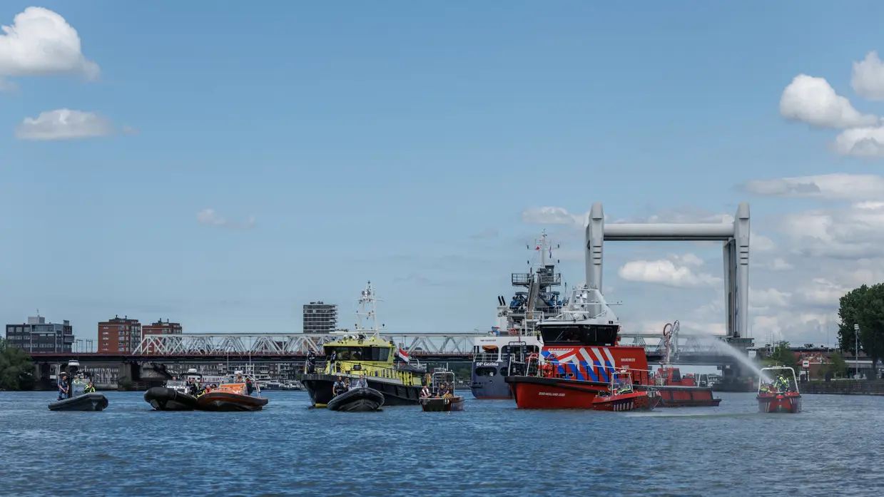 Deelnemende boten aan de oefening op een rij op het water.