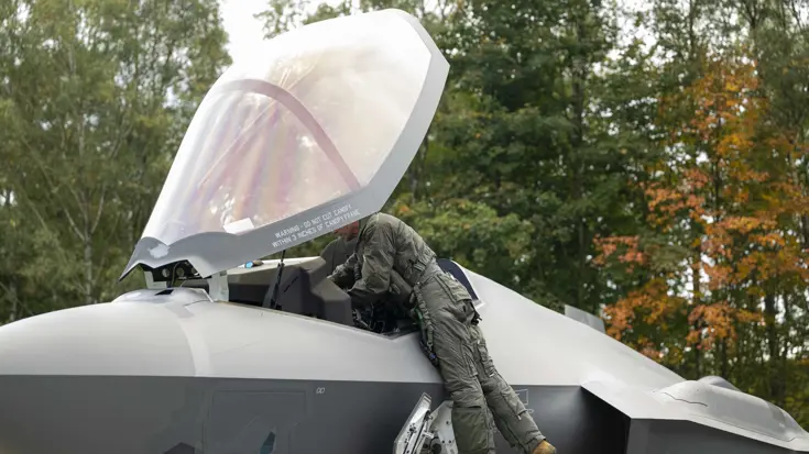 Een militair klimt in een F-35