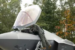 Een militair klimt in een F-35