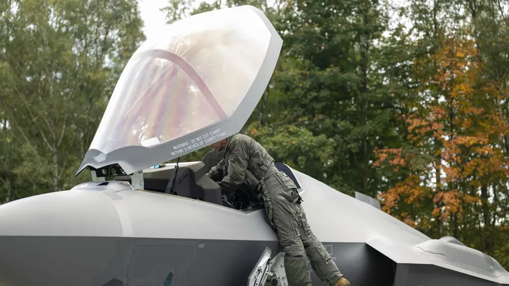 Een militair klimt in een F-35