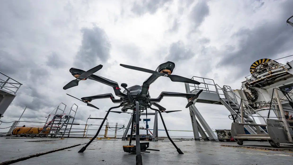 Een drone staat op het dek van een schip.