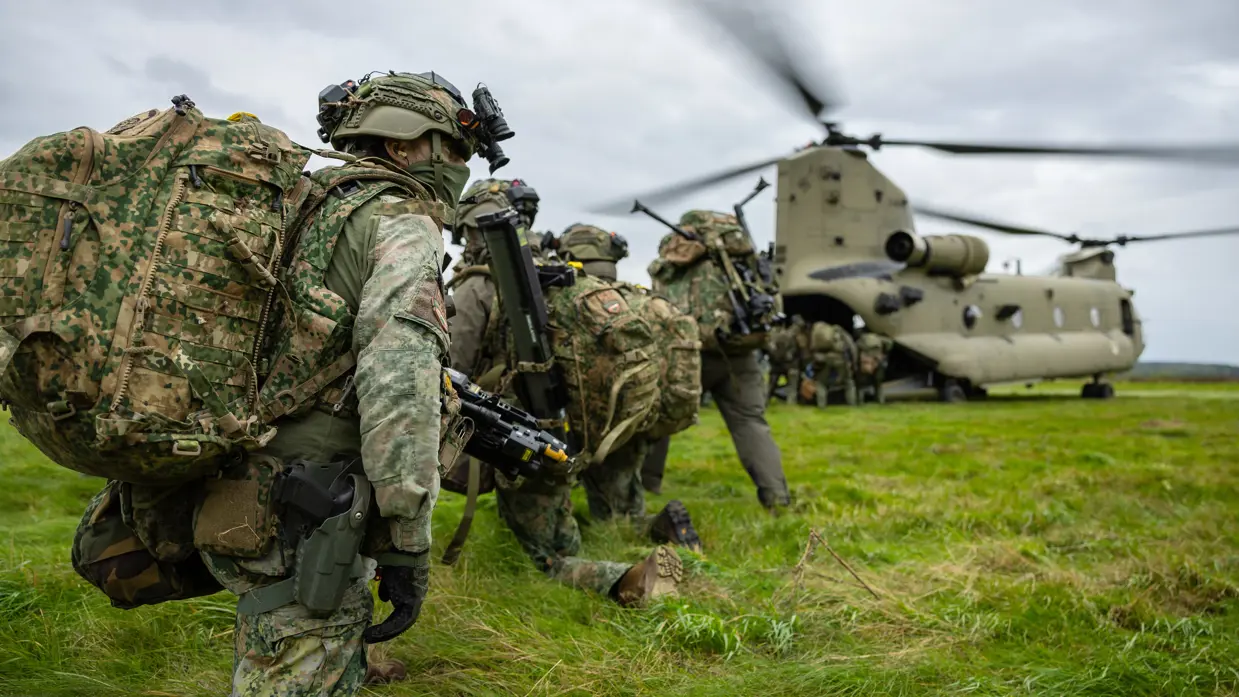 Militairen gaan Chinook in en Chinook wordt bijgetankt. 
