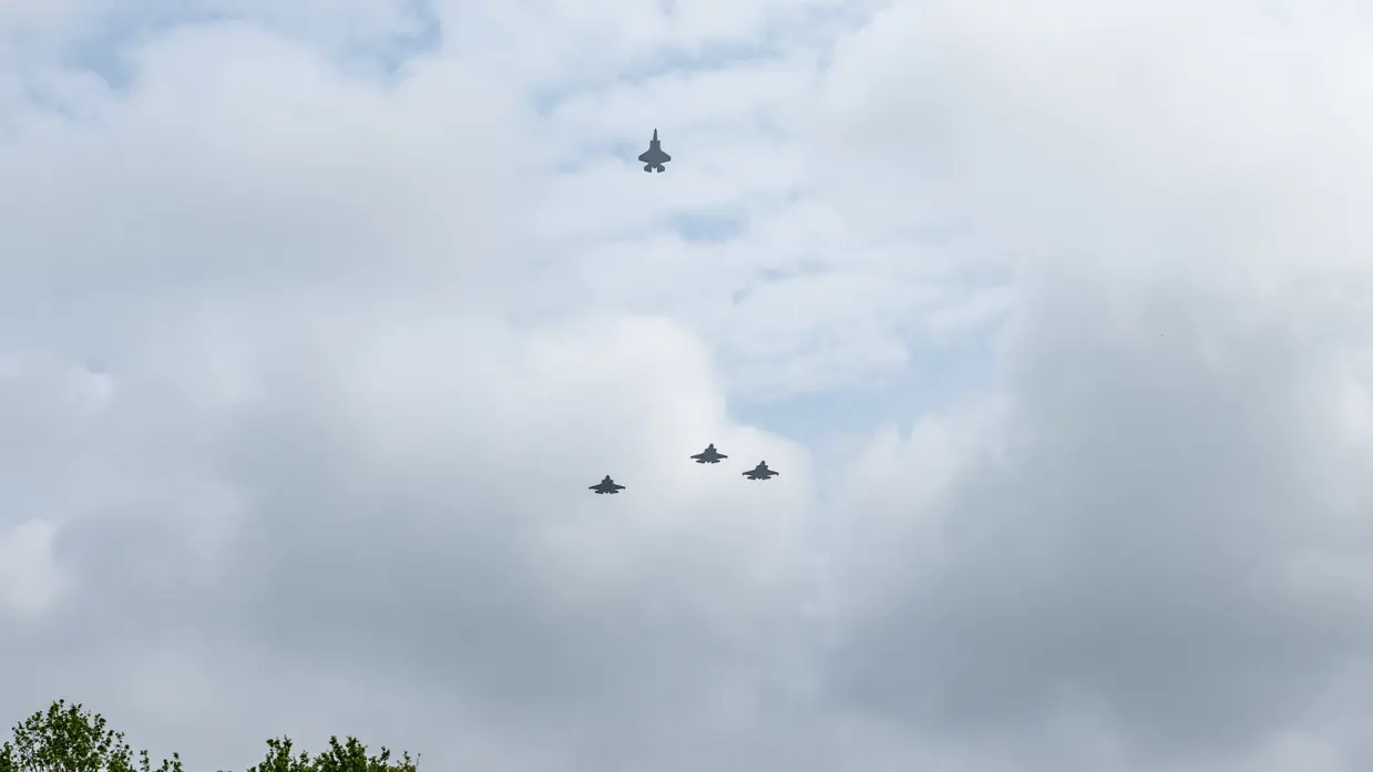4 F-35-gevechtsvliegtuigen waarvan 1 de formatie verlaat.