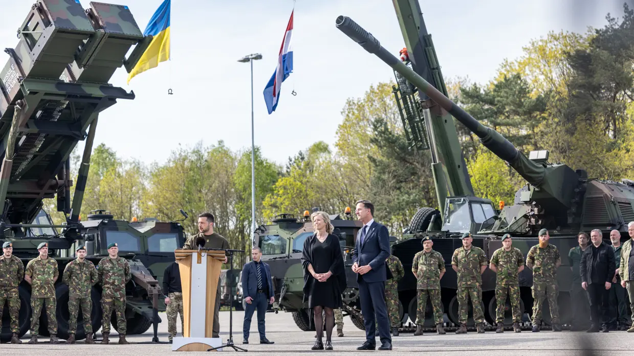 Zelensky spreekt Nederlandse defensiemedewerkers toe en bedankt hen. 