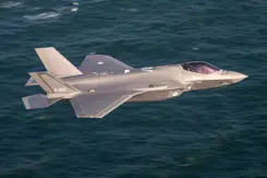 F-35 gevechtsvliegtuig vliegt boven water.