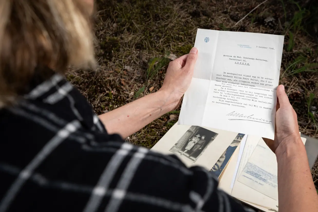 Thulai van Maanen houdt een brief in haar hand.