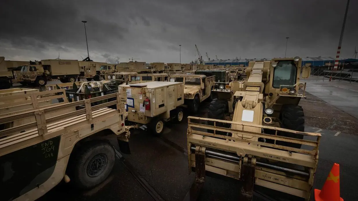 Militair materieel geparkeerd.