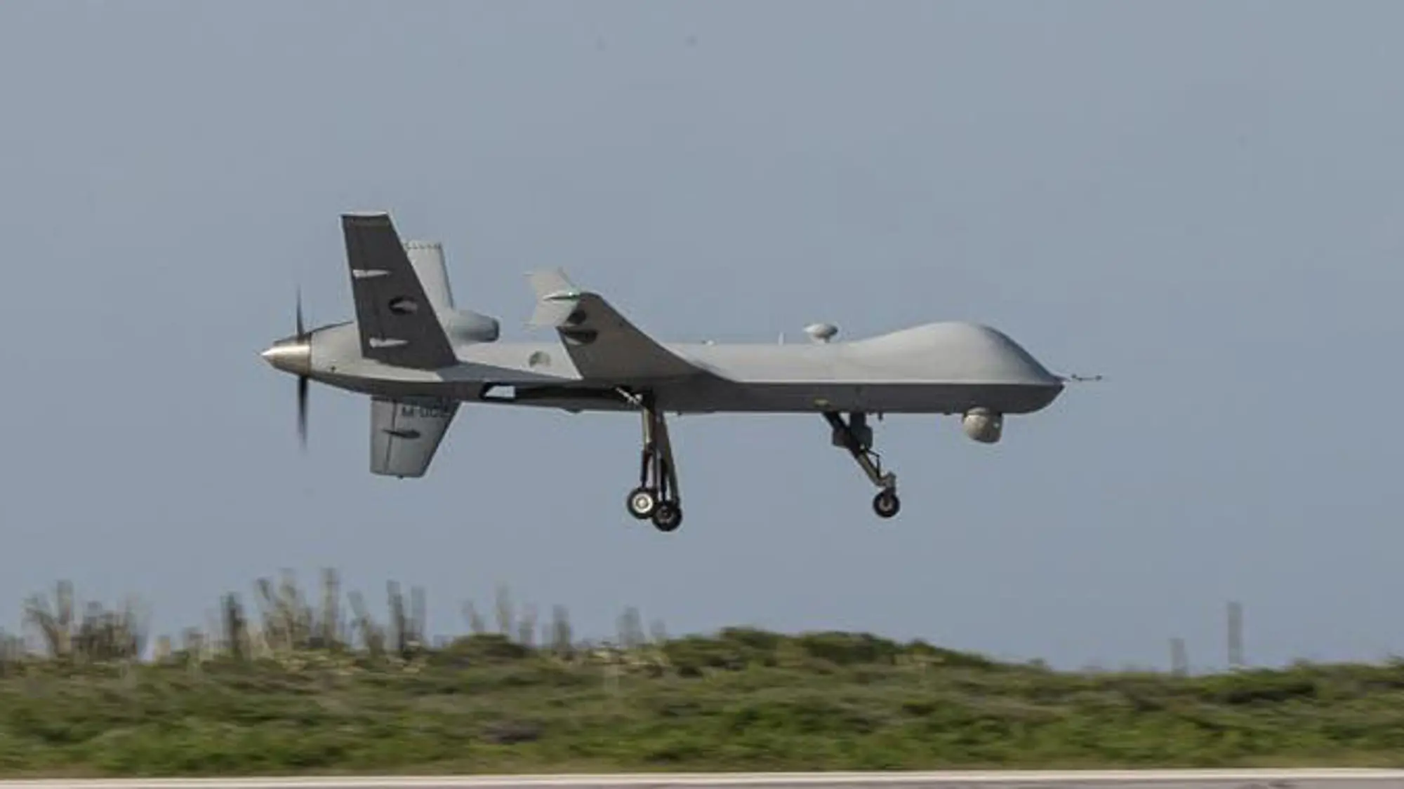 Drone vliegt laag over de grond.
