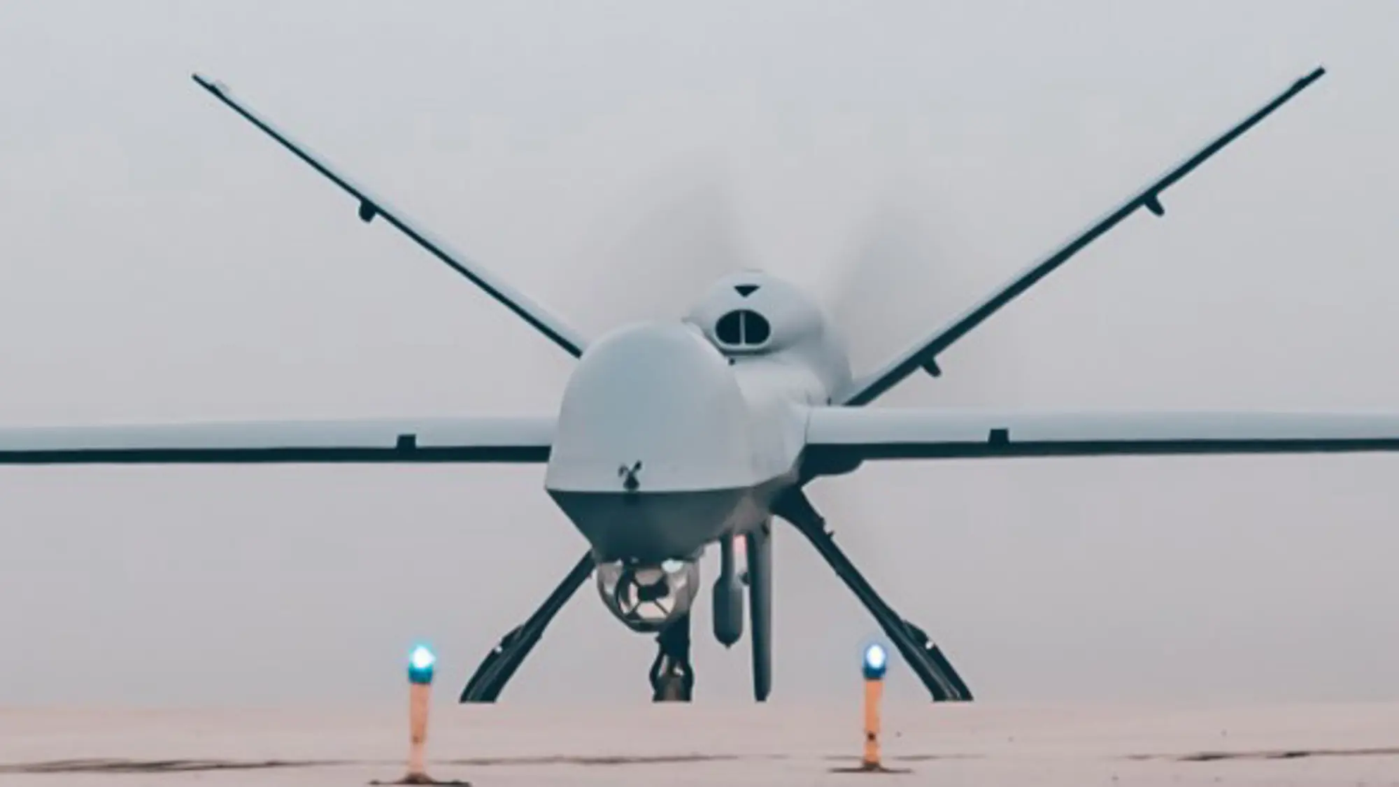 Onbemand verkenningsvliegtuig MQ-9 Reaper staat op landingsbaan.