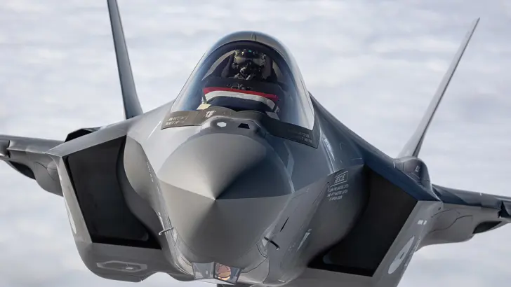 Voorzijde F-35 in de lucht.