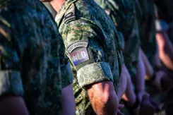 Logo van korps mariniers op schouder van een militair.