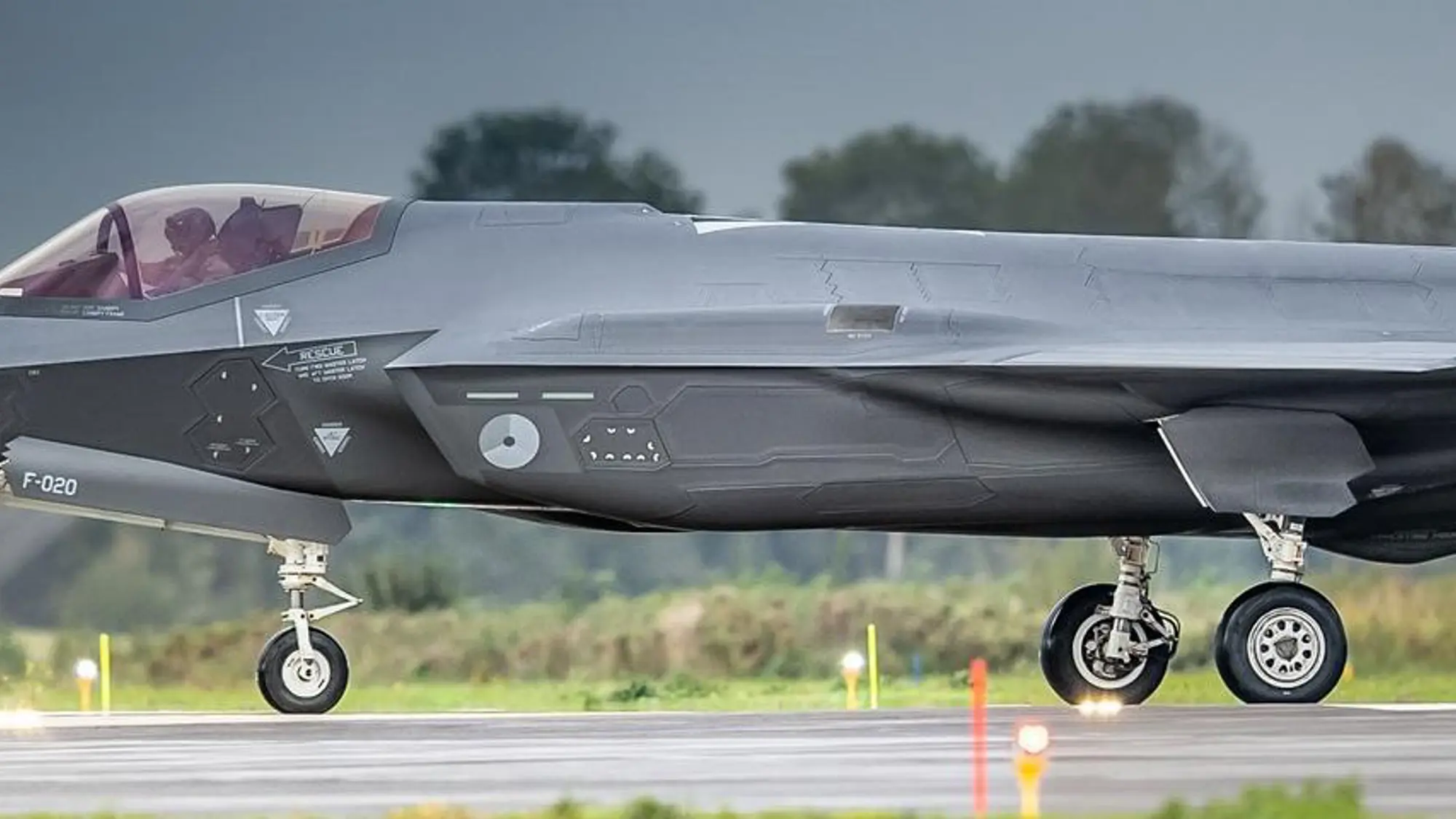 F-35-gevechtsvliegtuig op startbaan.