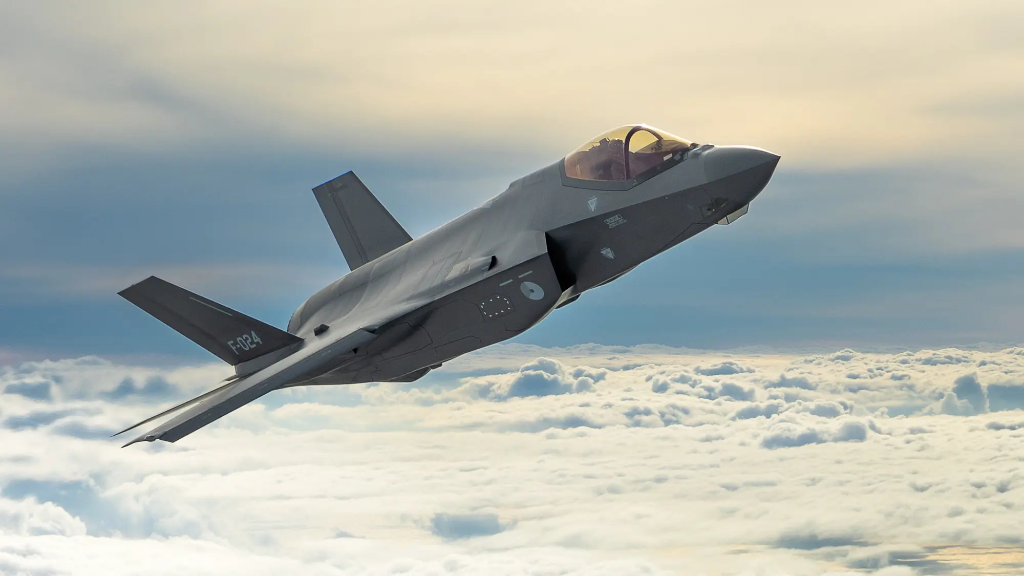 F35 vliegt boven de wolken.