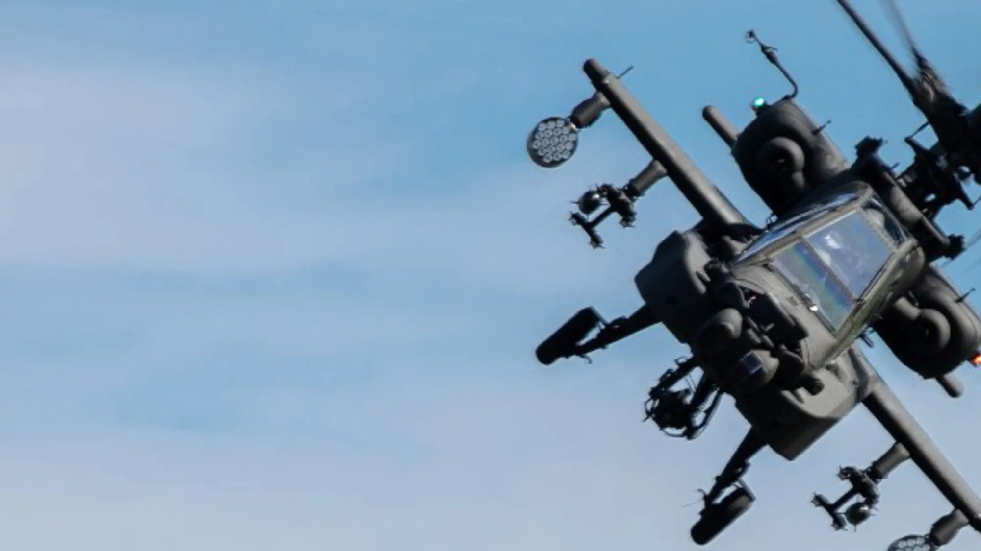 Apache-gevechtshelikopter (AH-64) vliegt in de lucht.